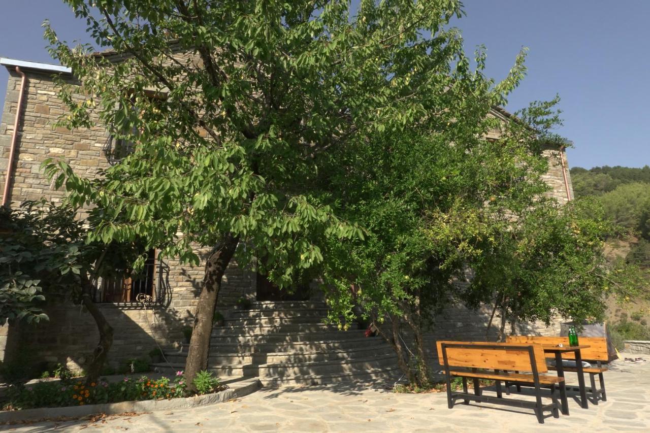 Chri Chri Guesthouse Permet Ngoại thất bức ảnh